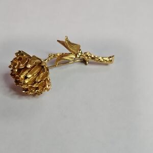 Elegant Gold Flower Brooch